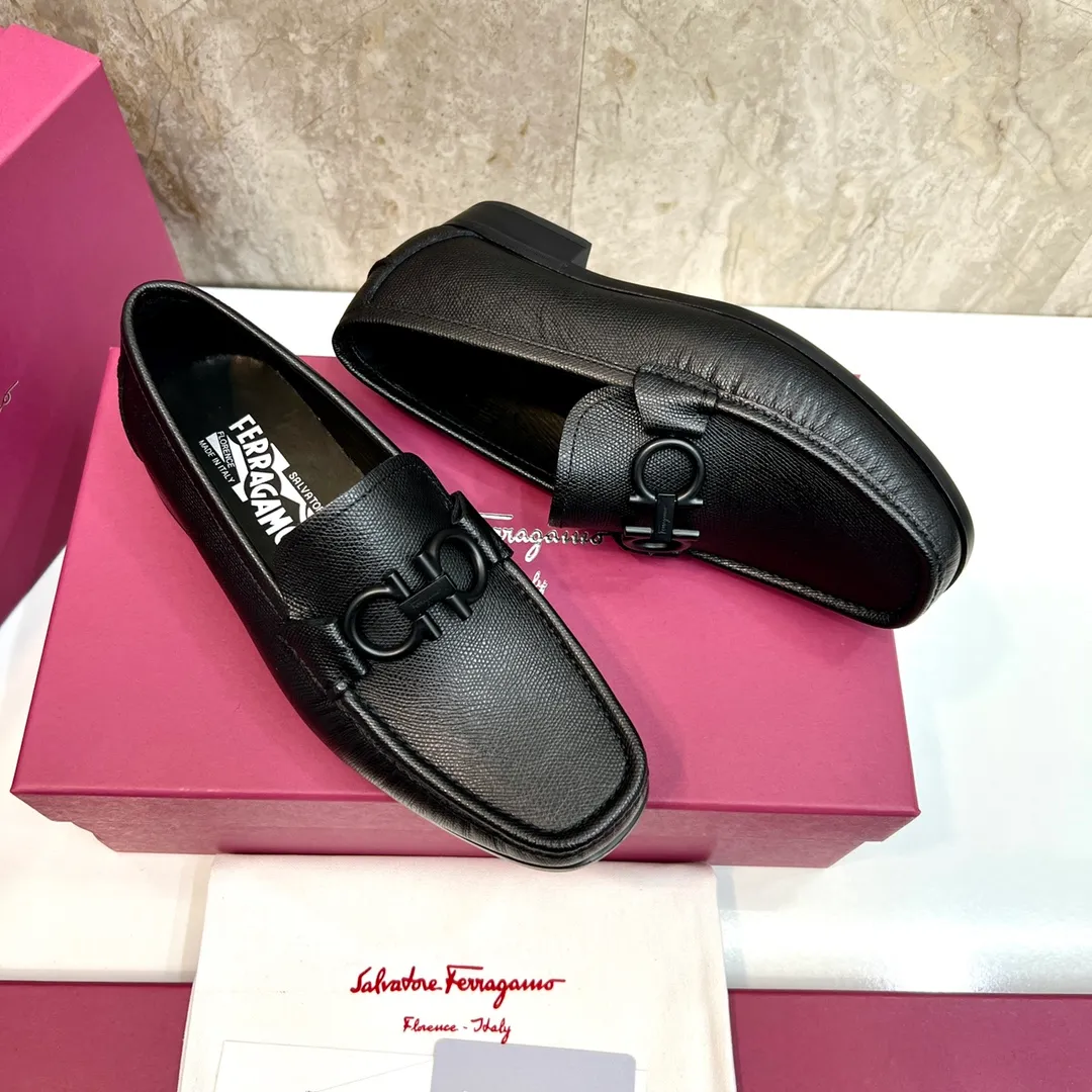 Original quality P780 Brand: Ferragamo Standard size: Men's size 39–44 (38.45 can be customized) Grade: Same style as the official website High-quality men's shoes Material: Customized first-layer calfskin with water-dyed cowhide lining Cowhide tiptoe Original non-slip and wear-resistant rubber outsole Style category: Men's formal business leather shoes are young and fashionable European and American trends British style Casual matching and comfortable feet Color: actual picture